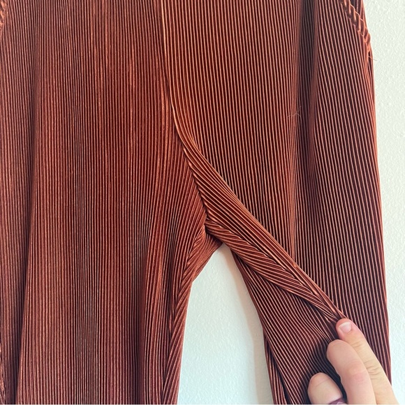 Gilli Cinnamon Plisse Hem Satin Blouse and Pant Lettuce Hem Set Size Medium - Picture 13 of 16
